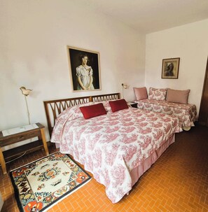 4 bedrooms, iron/ironing board, free WiFi, bed sheets