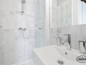 Badewanne, Haartrockner, Handtücher
