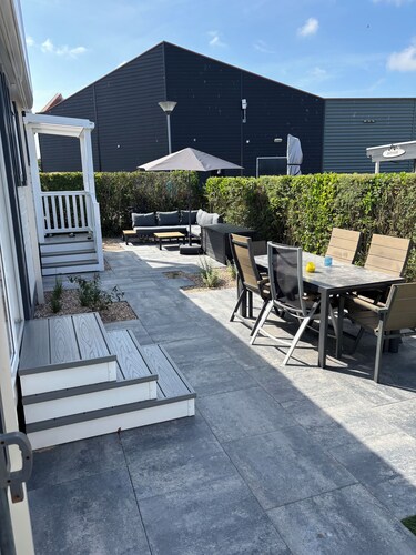 Complete and luxurious 6 person chalet at a holiday park on the coast