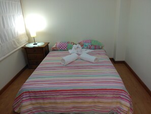 3 chambres, fer et planche à repasser, accès à Internet, literie fournie