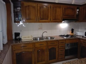 Een koelkast, een magnetron, een oven, een kookplaat