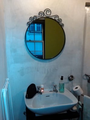 Sèche-cheveux, serviettes fournies, savon, shampoing
