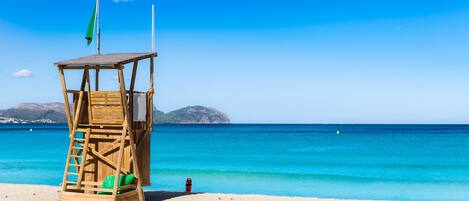 Beach nearby, sun-loungers, beach towels