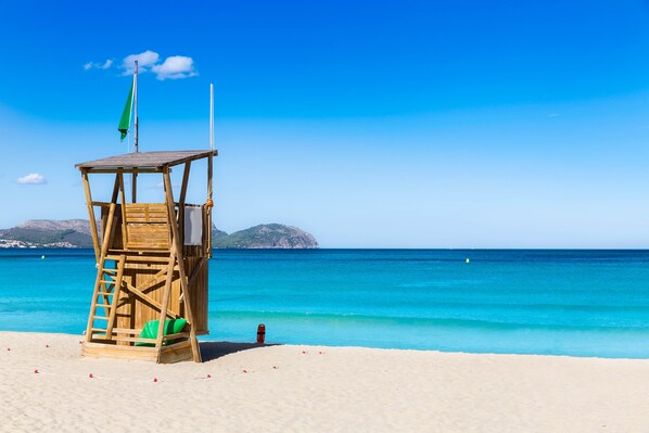 Beach nearby, sun-loungers, beach towels