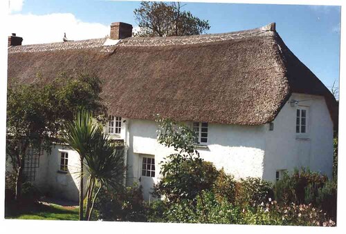 A beautiful 250 year old thatched cottage close to Frenchman's Creek. 2 bedrooms