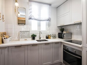 Frigorifero, microonde, forno, piano cottura