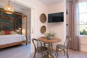 1 slaapkamer, een strijkplank/strijkijzer, reisbedje, gratis wifi