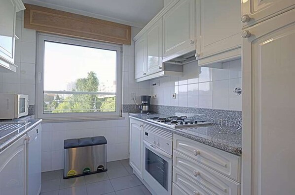Køleskab, mikrobølgeovn, ovn, kogeplade