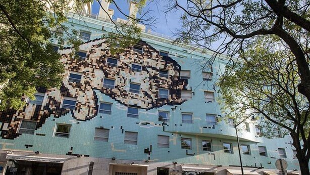A building with a large pixelated mural on its facade. - GREEN ÁVILA (LISBOA)