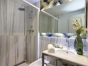 Dusche, Haartrockner, Handtücher, Seife