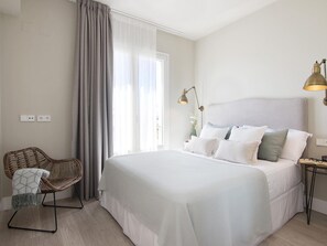 2 quartos, ferros/tábuas de passar roupa, berço de viagem