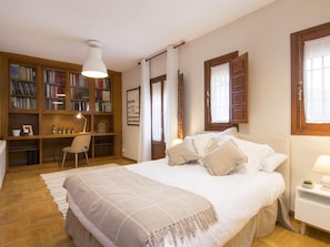 5 bedrooms, iron/ironing board, free WiFi, bed sheets
