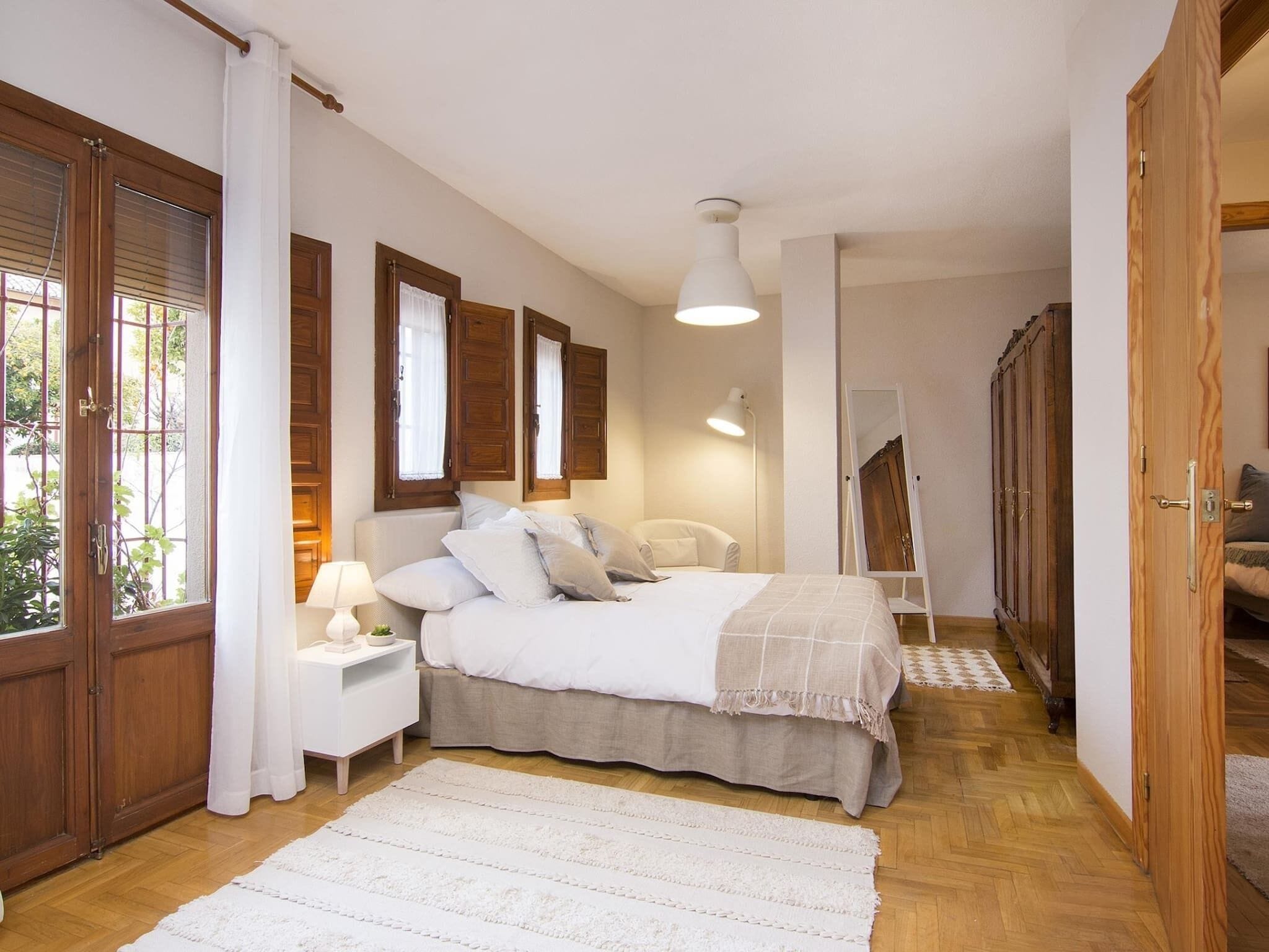 5 bedrooms, iron/ironing board, WiFi (free), bed sheets