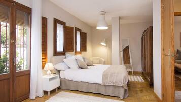 5 bedrooms, iron/ironing board, WiFi (free), bed sheets