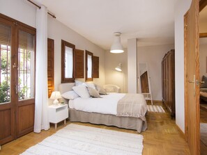 5 bedrooms, iron/ironing board, free WiFi, bed sheets - ChezmoiHomes Alhambra Penthouse (Granada)