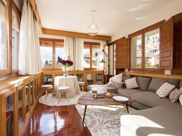 TV - ChezmoiHomes Alhambra Penthouse (Granada)