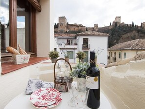 Outdoor dining - ChezmoiHomes Alhambra Penthouse (Granada)