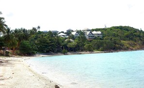 Una spiaggia nelle vicinanze, lettini da mare, teli da spiaggia