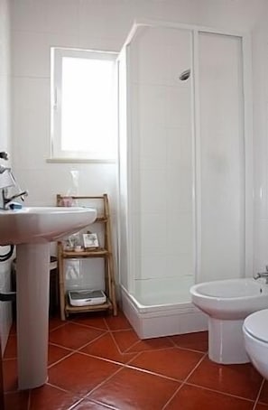 Een bad, een haardroger, een bidet, handdoeken