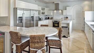 Bếp nấu, máy rửa bát, dụng cụ nấu nướng/bát dĩa/dao nĩa