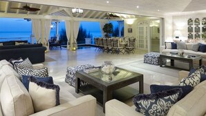 Living room - Old Trees - Condo 301 Penthouse (Paynes Bay)