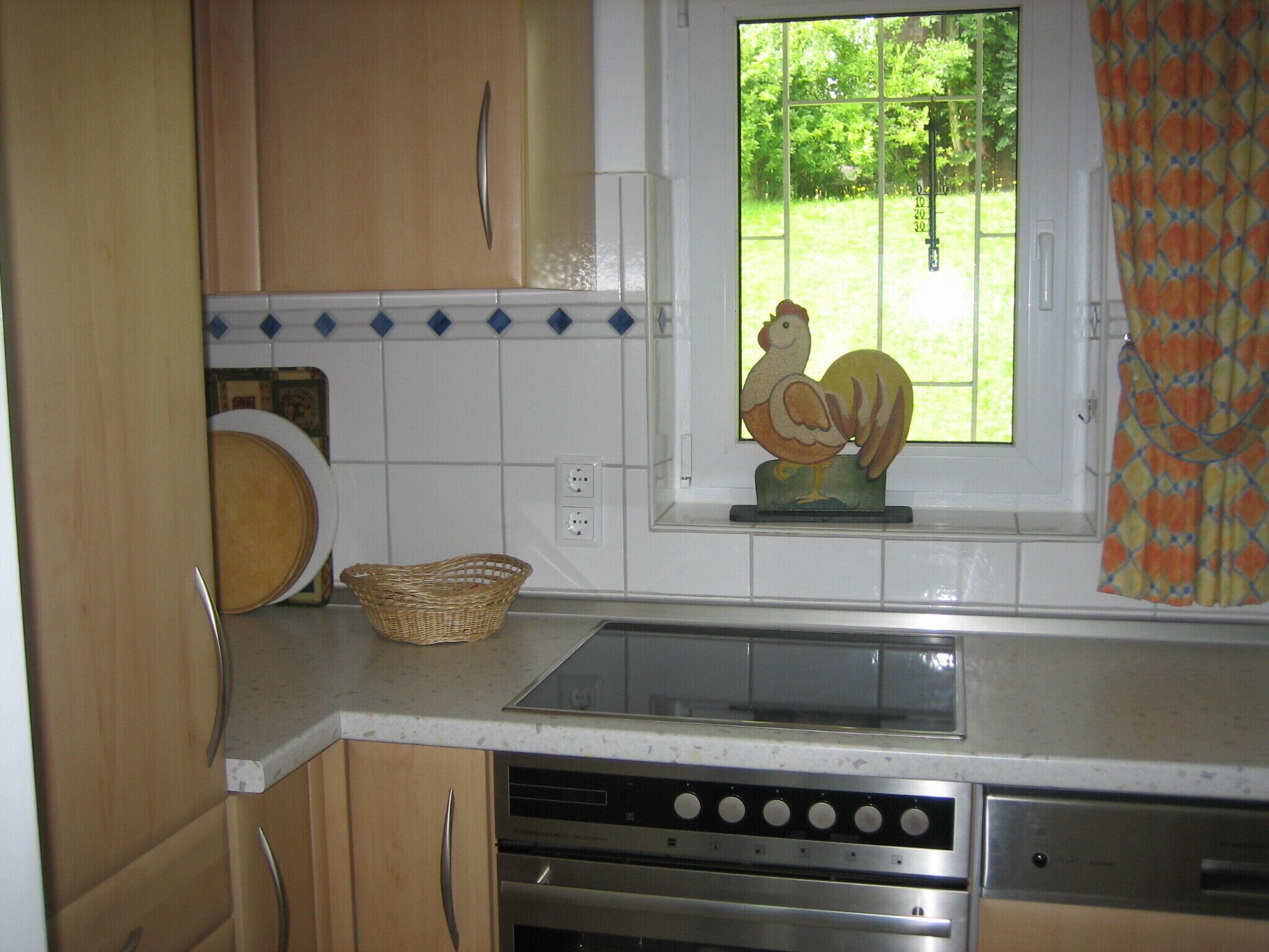 Coffee/tea maker, fridge, oven, stovetop