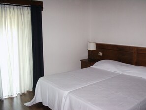 2 bedrooms, iron/ironing board, free WiFi