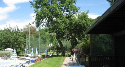 Omakotitalo rustico kauniilla maatilalla, jossa uima-allas ja tenniskenttä