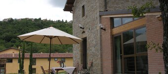 Omakotitalo rustico kauniilla maatilalla, jossa uima-allas ja tenniskenttä