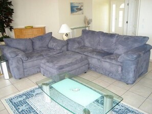 Télévision, lecteur de DVD, livres, médiathèque