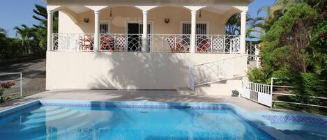 Hồ bơi ngoài trời