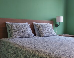 2 quartos, ferros/tábuas de passar roupa, berço de viagem