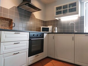 Køleskab, mikrobølgeovn, ovn, kogeplade