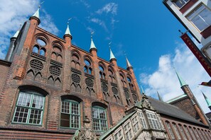 Un edificio histórico con varias ventanas arqueadas y torres.