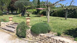 A garden with stone steps, a pergola, and various plants. - QUIET 8-BED FAMILY HOME WITH SWIMMING POOL (st martin de villeréglan)