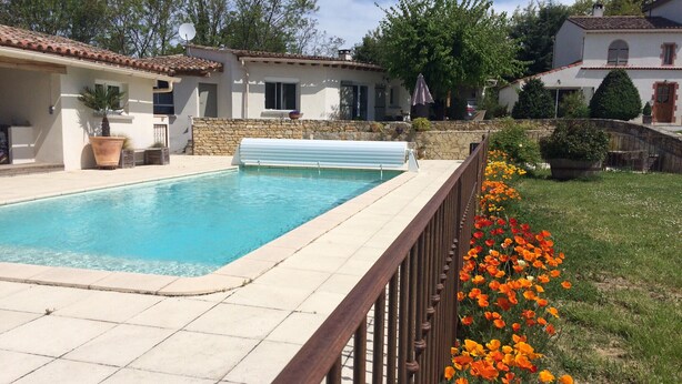 A swimming pool with a stone wall and a metal fence. - QUIET 8-BED FAMILY HOME WITH SWIMMING POOL (st martin de villeréglan)