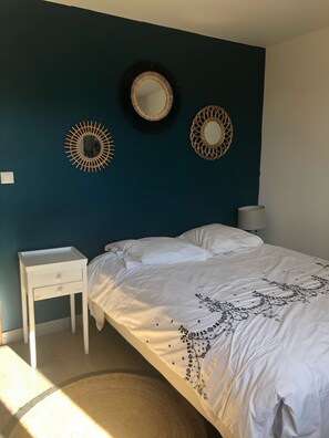 4 quartos, ferros/tábuas de passar roupa, berço de viagem