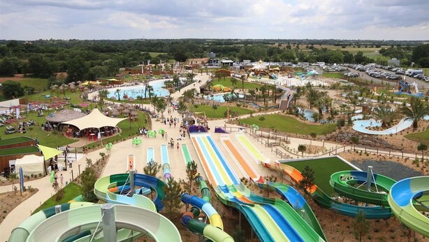 A water park with multiple slides and pools, surrounded by picnic areas and a parking lot. - 2-bedroom house, close to the beach, all on foot (L'aiguillon-Sur-Mer)