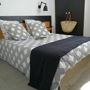 2 chambres, fer et planche Ă repasser, lit parapluie