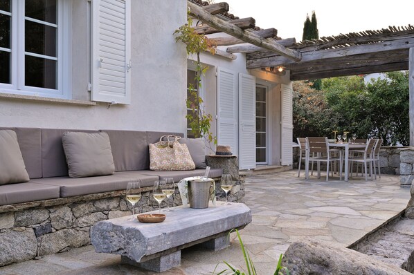 Outdoor dining - Domaine de Bracciole CORTE, villa with private pool, wooded park 20ha, river (Corte)