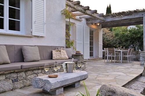 Domaine de Bracciole CORTE, villa avec piscine privée, parc boisé 20ha, rivière