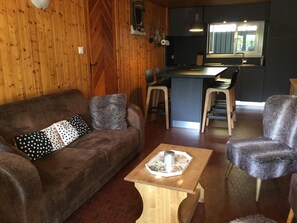 Flatscreentelevisie en een dvd-speler