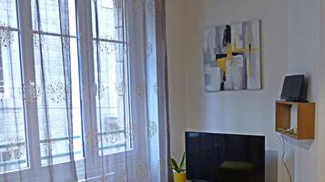 Télévision, lecteur de DVD, chaîne hi-fi, écrans d'ordinateur