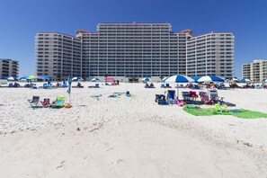 On the beach - Beach Front Condo, Spacious, Clean and Comfortable (Gulf Shores)