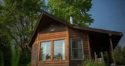 Pet freindly cabin in the meadows on the edge of the forest with big windows