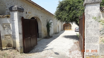 Entrée principale avec cour et portail