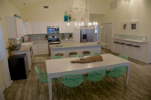 Dining - Beachfront! 4bdr(3 kings)/3 bath/sleeps  17  (Surfside Beach)