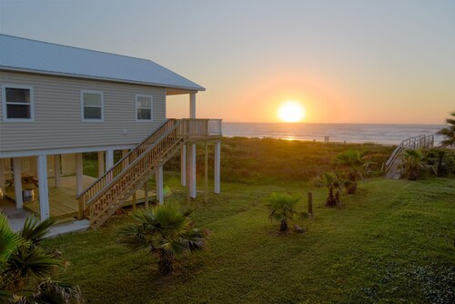 Beachfront! 4bdr(3 kings)/3 bath/sleeps  17 