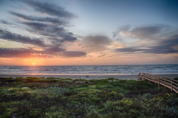Sulla spiaggia, lettini da mare