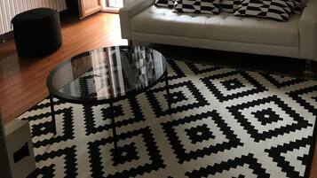 Televisor, reproductor de DVD i taula de tennis de taula